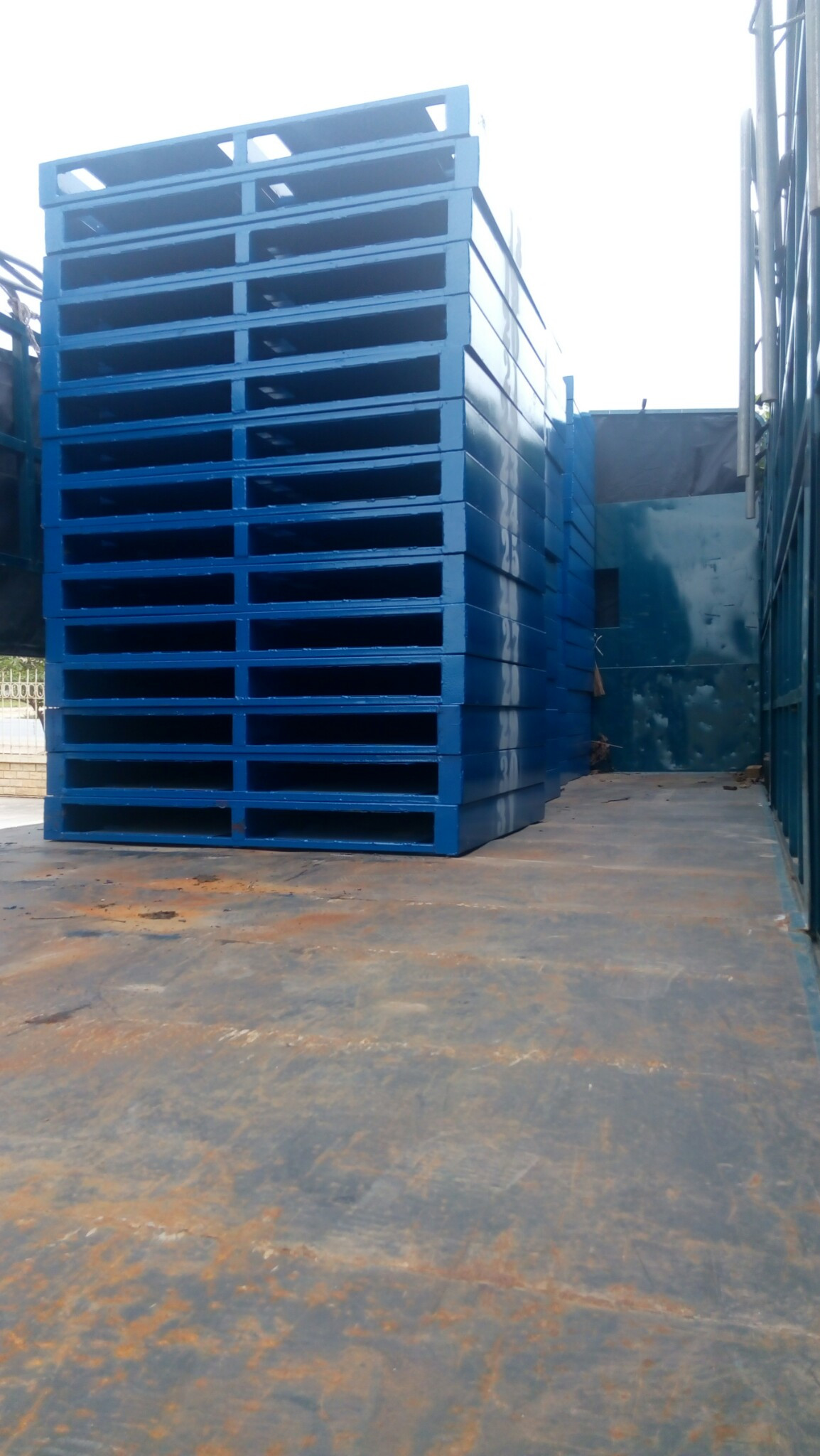 Pallet sắt HDT